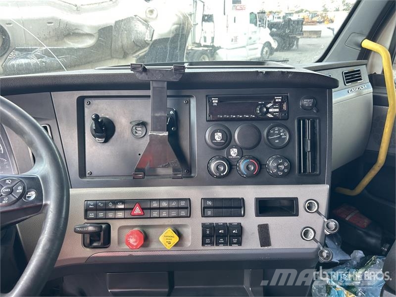 Freightliner Cascadia 126 6x4 T/A Sleeper Truck Tractor (Inoper Autotractoare