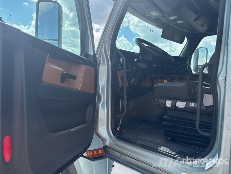 Freightliner Cascadia 126 T/A Sleeper Truck Tractor Tractor Units