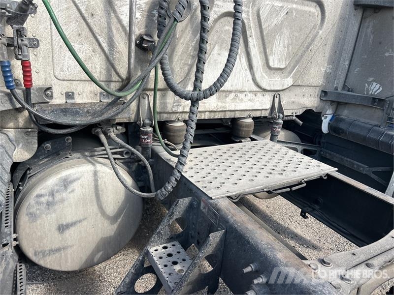Freightliner Cascadia 126 6x4 T/A Sleeper Truck Tractor Cabezas tractoras