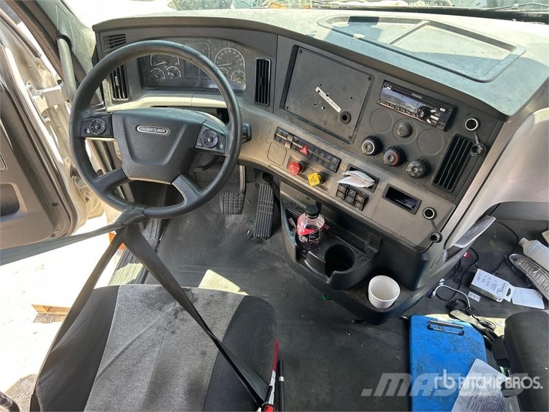 Freightliner Cascadia 126 6x4 T/A Sleeper Truck Tractor (Inoper Vilcēji