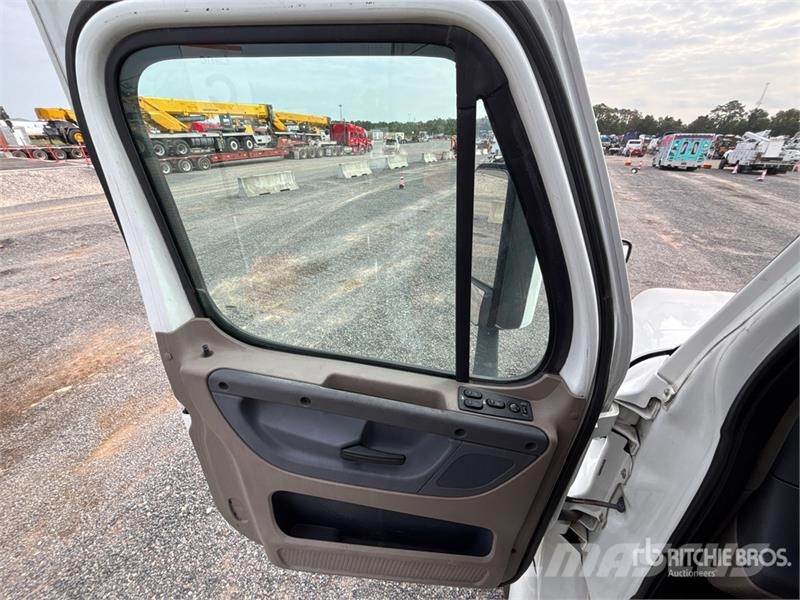 Freightliner Cascadia 125 6x4 T/A Sleeper Truck Tractor Vlačilci