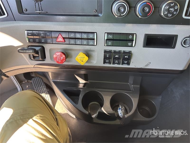 Freightliner Cascadia 126 6x4 T/A Sleeper Truck Tractor Седельные тягачи