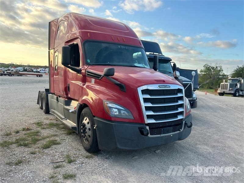 Freightliner Cascadia 6x4 T/A Sleeper Truck Tractor (Inoperable Trekkvogner