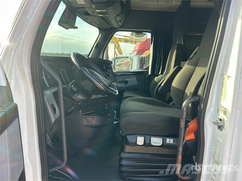 Freightliner Cascadia 126 6x4 T/A Sleeper Truck Tractor Prime Movers