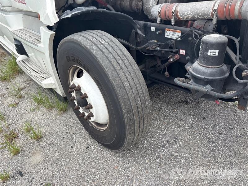 Freightliner Cascadia 126 6x4 T/A Sleeper Truck Tractor (Inoper Тягачі
