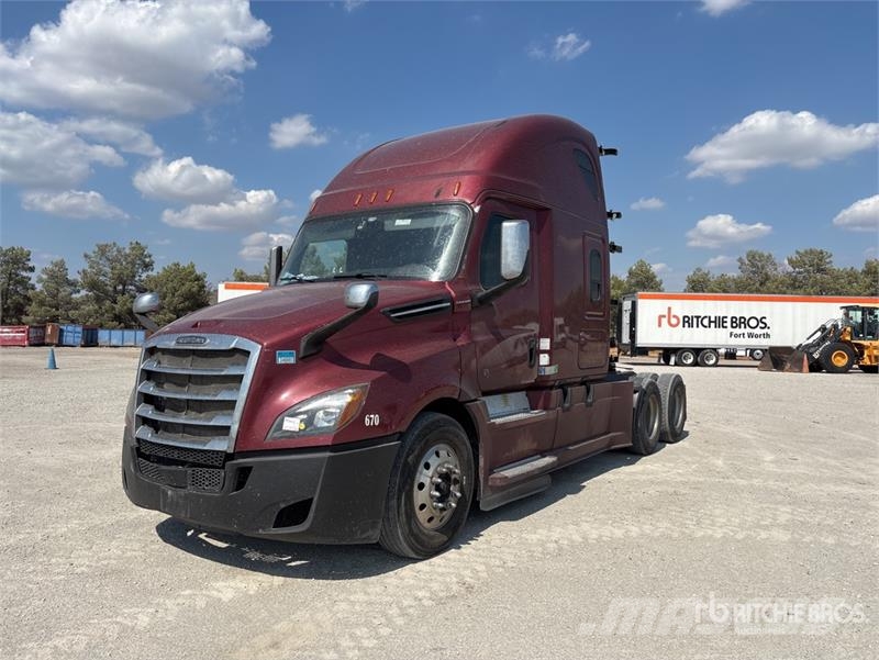 Freightliner Cascadia 126 6x4 T/A Sleeper Truck Tractor Tegljači