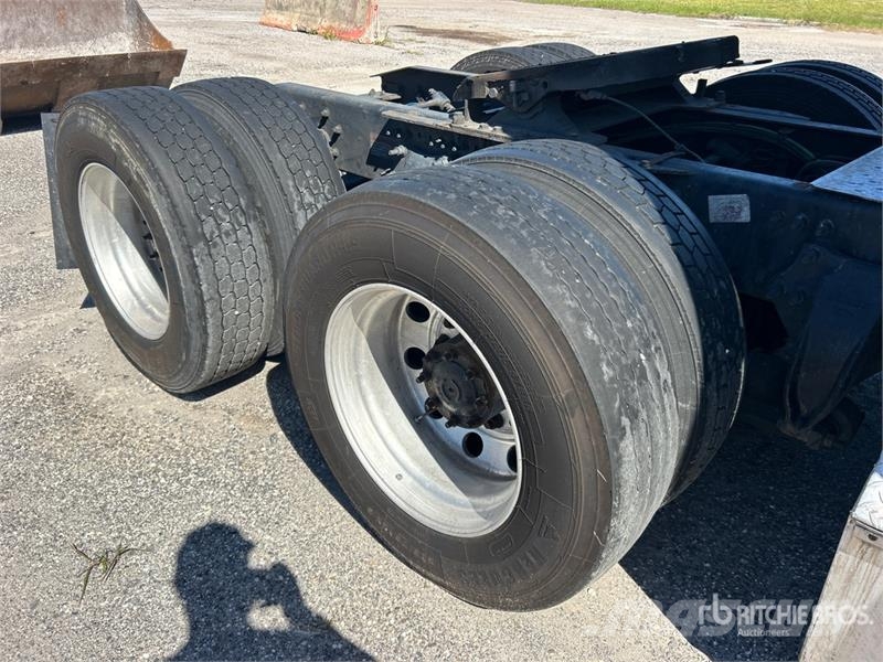 Freightliner Cascadia 126 6x4 T/A Sleeper Truck Tractor Седельные тягачи