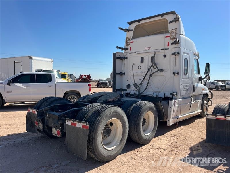 Freightliner Cascadia 125 6x4 T/A Sleeper Truck Tractor Vlačilci
