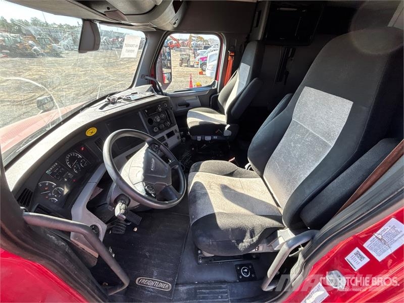 Freightliner Cascadia 126 6x4 T/A Sleeper Truck Tractor Sattelzugmaschinen