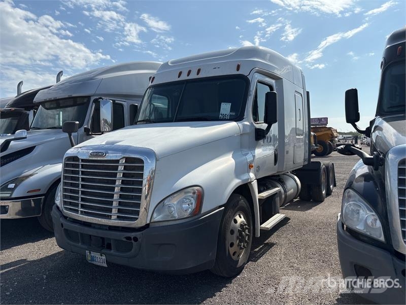 Freightliner Cascadia 125 6x4 T/A Sleeper Truck Tractor Tegljači