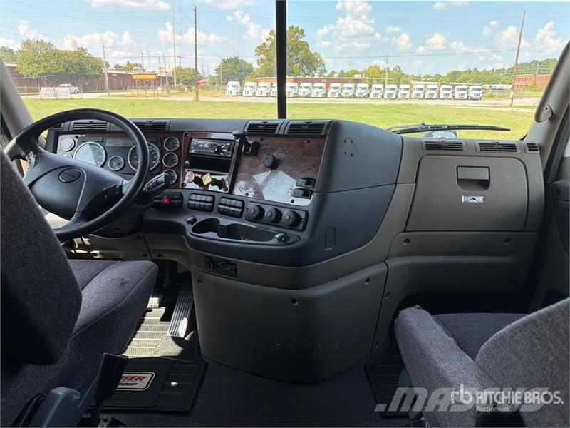 Freightliner Cascadia 113 6x4 Sleeper Car Carrier Truck Autotransporteri