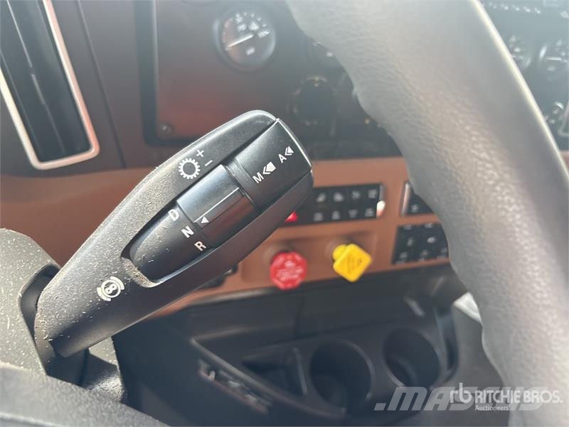 Freightliner Cascadia 126 T/A Sleeper Truck Tractor Tractor Units