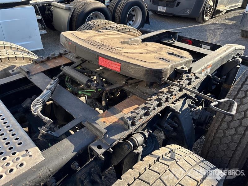 Freightliner Cascadia 126 6x4 T/A Sleeper Truck Tractor وحدات الجر