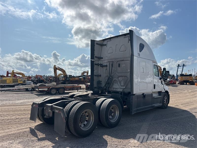 Freightliner Cascadia 126 6x4 T/A Sleeper Truck Tractor Cabezas tractoras