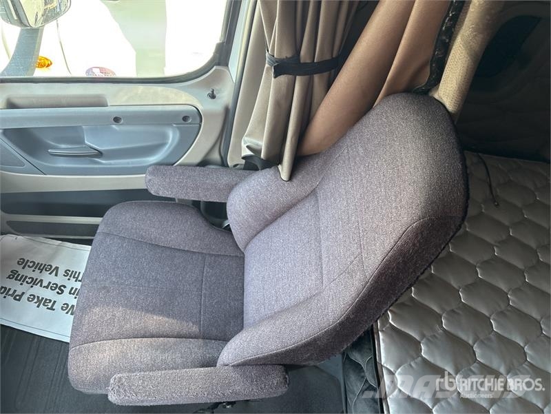 Freightliner Cascadia 113 6x4 Sleeper Car Carrier Truck Car carriers