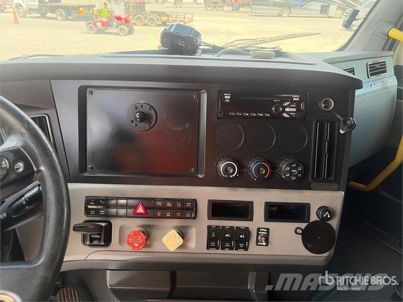 Freightliner Cascadia 126 6x4 T/A Sleeper Truck Tractor Седельные тягачи