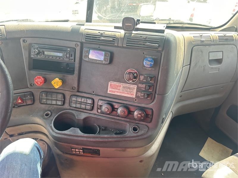 Freightliner Cascadia 125 6x4 T/A Sleeper Truck Tractor Trekkvogner