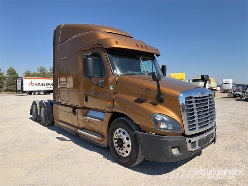 Freightliner Cascadia 125 6x4 T/A Sleeper Truck Tractor Tegljači