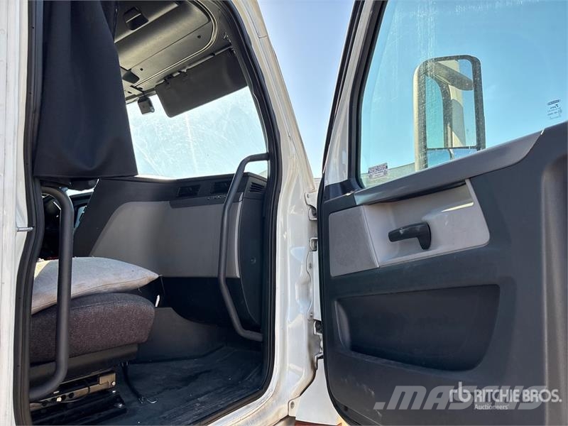 Freightliner Cascadia 126 6x4 T/A Sleeper Truck Tractor 曳引機組件