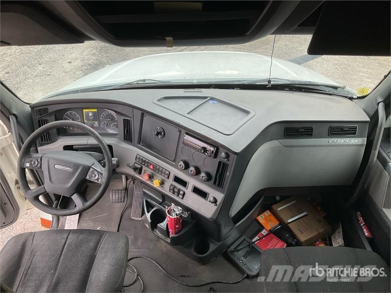 Freightliner Cascadia 126 6x4 T/A Sleeper Truck Tractor Vilcēji