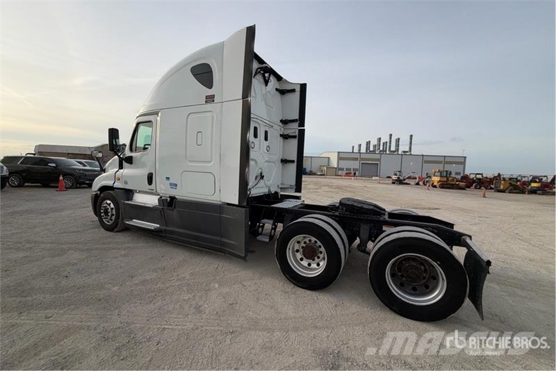 Freightliner Cascadia 125 6x4 T/A Sleeper Truck Tractor Sattelzugmaschinen