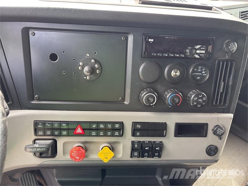 Freightliner Cascadia 126 6x4 T/A Sleeper Truck Tractor Vlačilci
