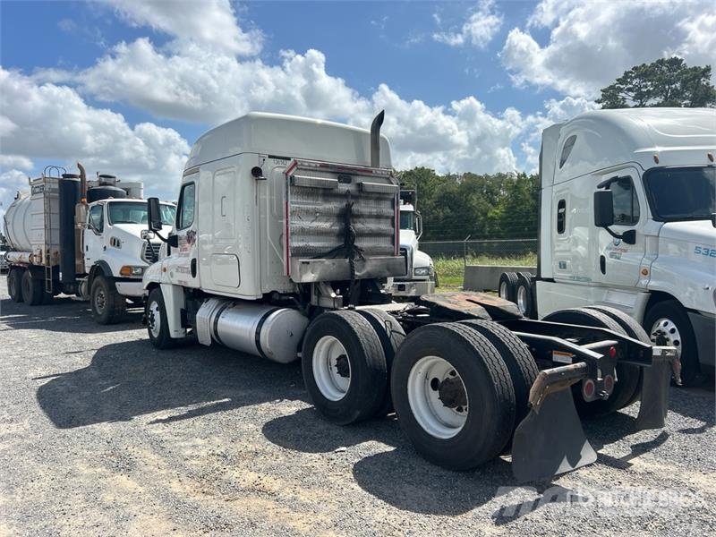 Freightliner Cascadia 125 6x4 T/A Sleeper Truck Tractor (Inoper Camiones tractor