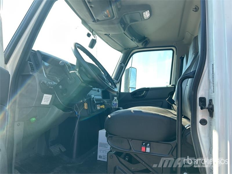 Freightliner Cascadia 126 탑차 트럭