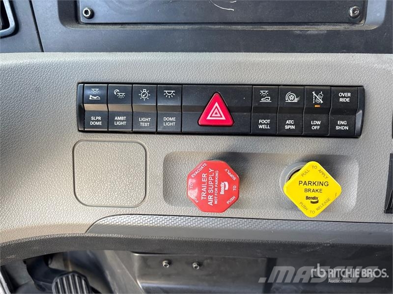 Freightliner Cascadia 126 6x4 T/A Sleeper Truck Tractor Tegljači