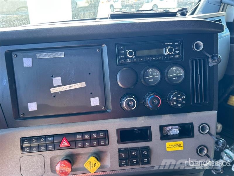 Freightliner Cascadia 126 6x4 T/A Sleeper Truck Tractor Седельные тягачи