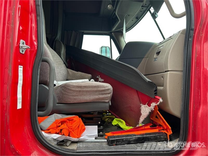 Freightliner Cascadia 125 6x4 T/A Sleeper Truck Tractor (Inoper Влекачи