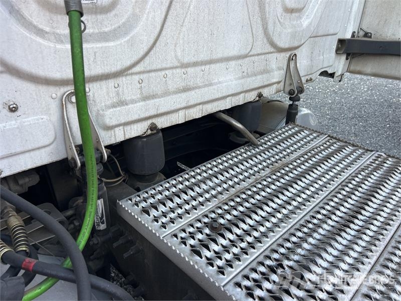 Freightliner Cascadia 126 6x4 T/A Sleeper Truck Tractor (Inoper Autotractoare