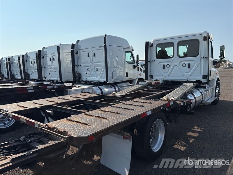 Freightliner Cascadia 113 Camiones portacoches