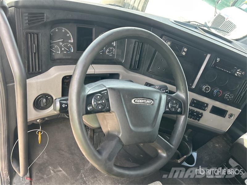 Freightliner Cascadia 126 6x4 T/A Sleeper Truck Tractor 中古トラクターヘッド | トレーラーヘッド