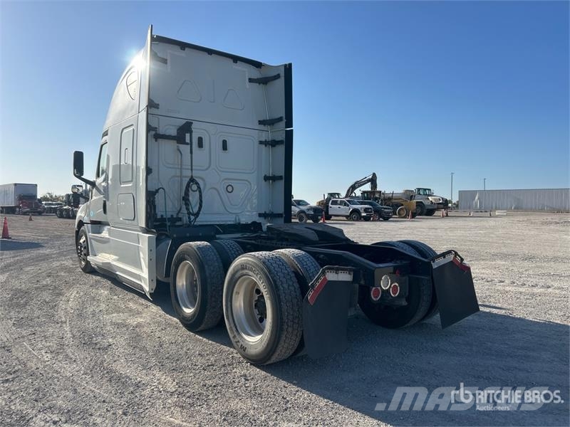 Freightliner Cascadia 126 6x4 T/A Sleeper Truck Tractor Tegljači