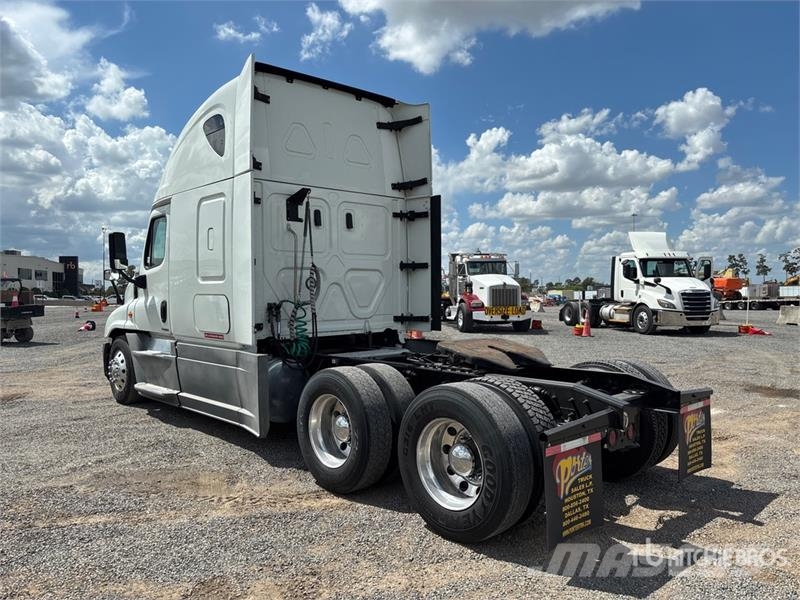 Freightliner Cascadia 125 6x4 T/A Sleeper Truck Tractor Dragbilar