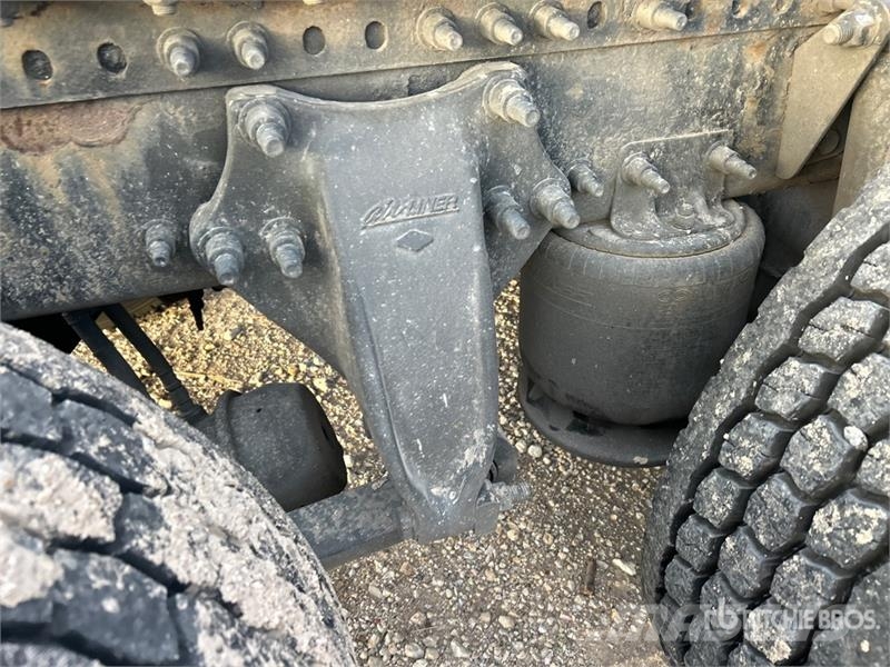 Freightliner Cascadia 6x4 T/A Sleeper Truck Tractor (Inoperable Trekkvogner