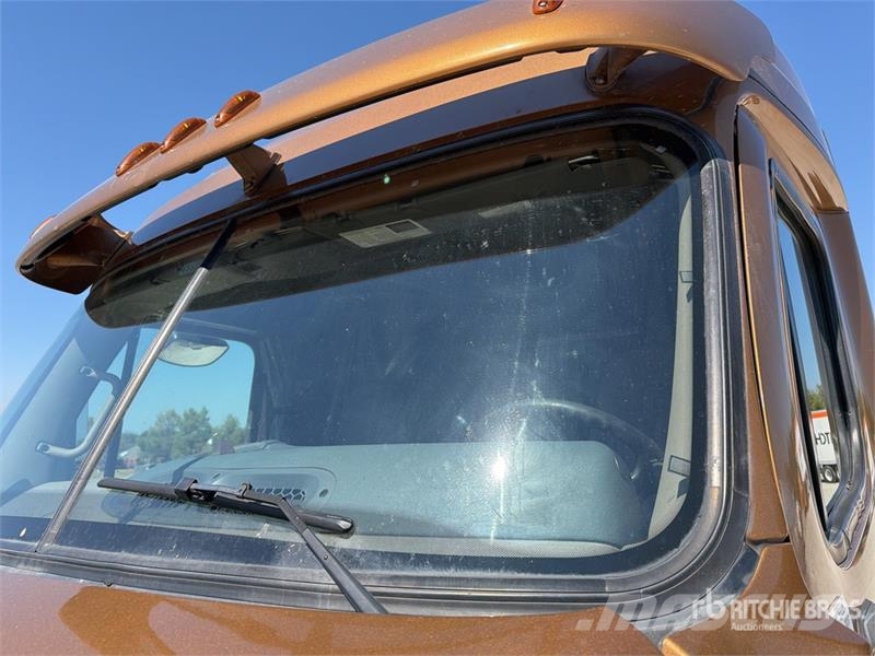 Freightliner Cascadia 125 6x4 T/A Sleeper Truck Tractor Tegljači