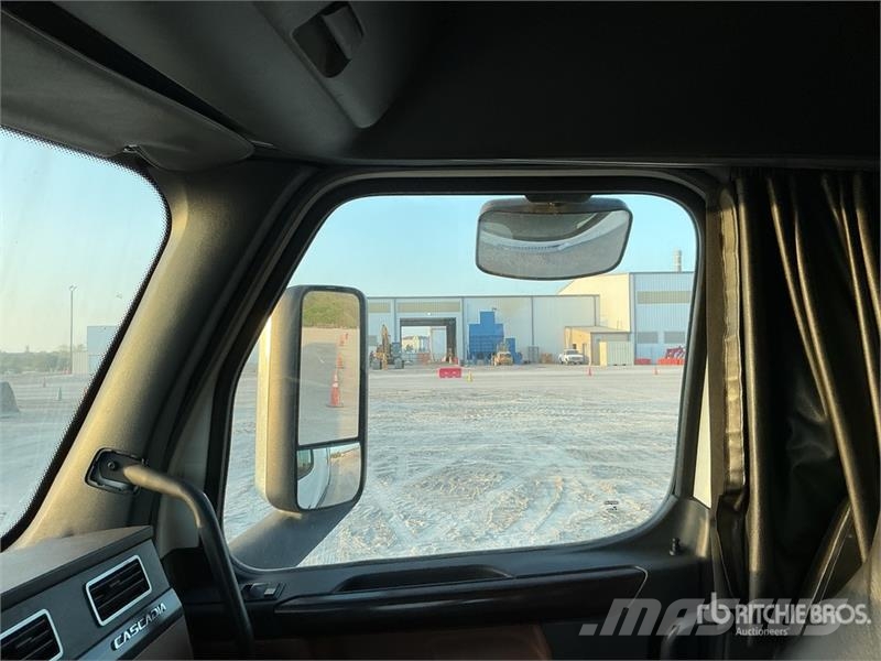 Freightliner Cascadia 126 6x4 T/A Sleeper Truck Tractor (Inoper Tegljači