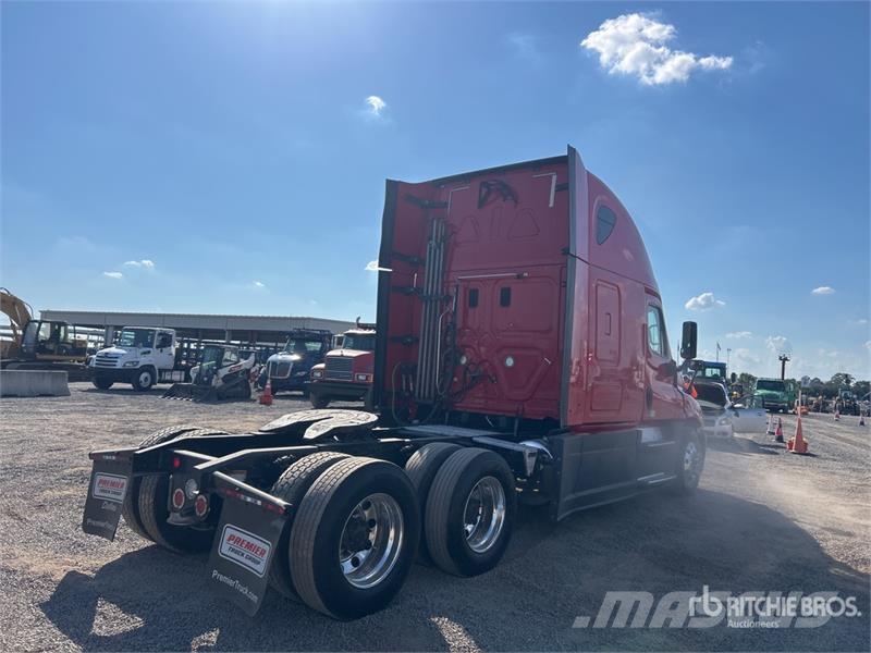 Freightliner Cascadia 125 6x4 T/A Sleeper Truck Tractor Vlačilci
