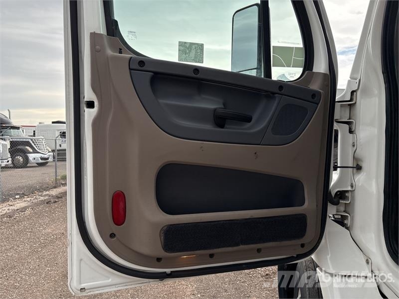 Freightliner Cascadia 113 6x4 Sleeper Car Carrier Truck Evakuatori
