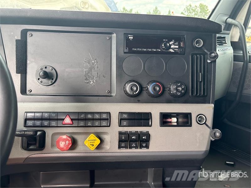 Freightliner Cascadia 126 6x4 T/A Sleeper Truck Tractor (Inoper Тягачі