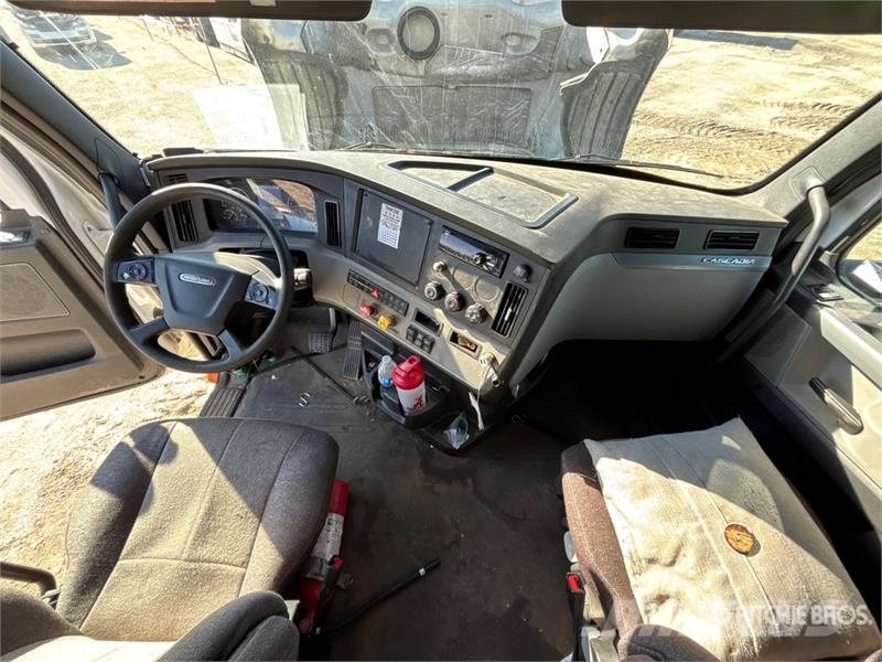 Freightliner Cascadia 126 6x4 T/A Sleeper Truck Tractor 曳引機組件