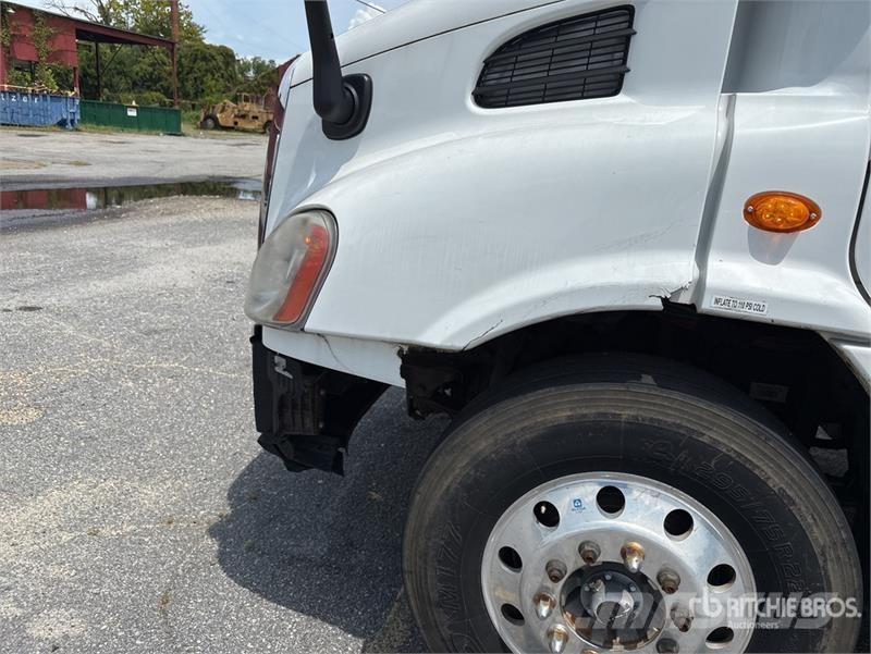 Freightliner Cascadia 113 Camiones portavehículos