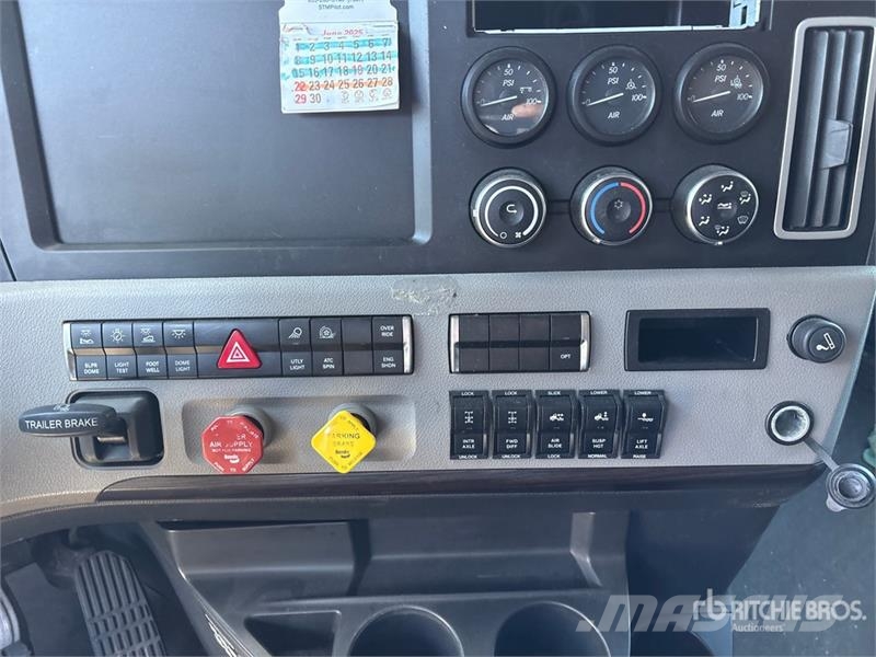 Freightliner Cascadia 126 8x4 Tri/A Sleeper Truck Tractor (Inop Tegljači