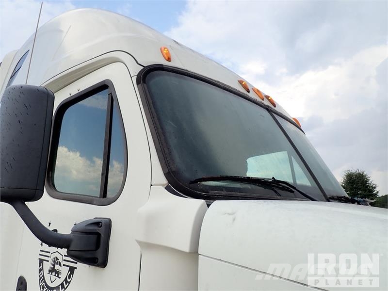 Freightliner Cascadia 125 6x4 T/A Sleeper Truck Tractor Vilcēji