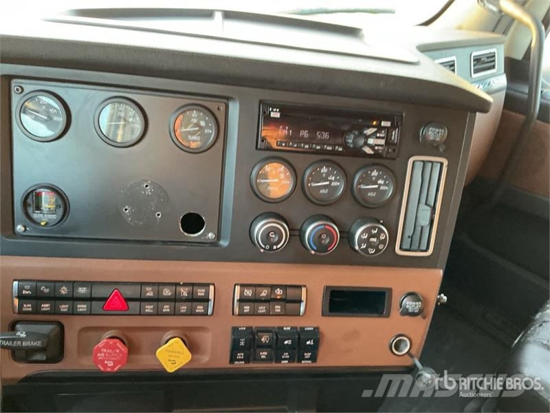 Freightliner Cascadia 126 6x4 T/A Sleeper Truck Tractor (Inoper Tegljači