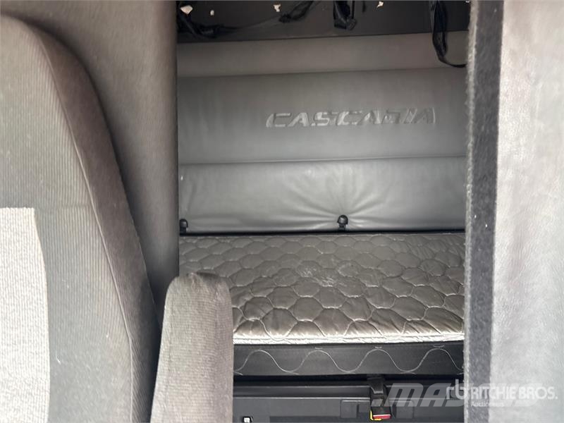 Freightliner Cascadia 126 6x4 T/A Sleeper Truck Tractor Naudoti vilkikai