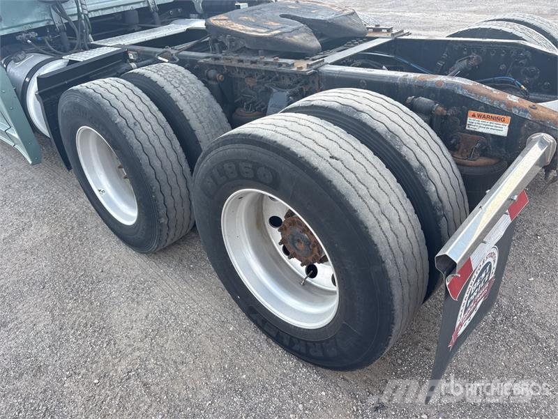Freightliner Cascadia 126 T/A Sleeper Truck Tractor Tractor Units