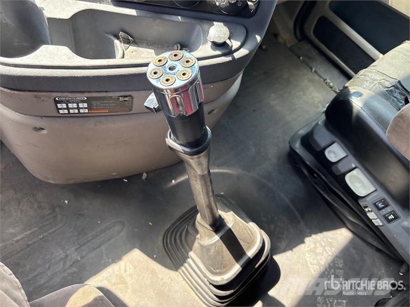 Freightliner Cascadia 125 6x4 T/A Sleeper Truck Tractor 中古トラクターヘッド | トレーラーヘッド